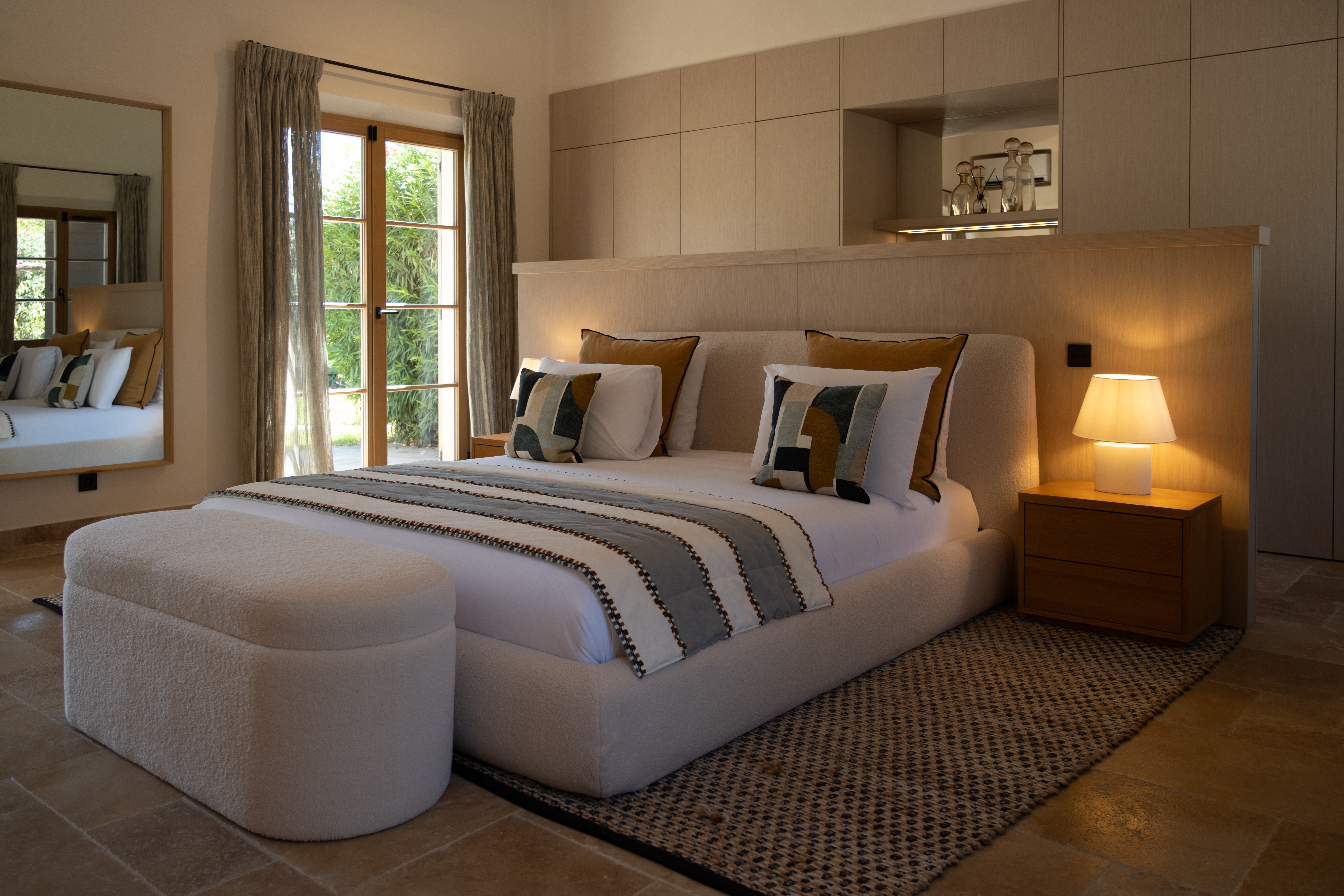 Chambre élégante avec mobilier sur mesure, textiles chaleureux et menuiserie bois
