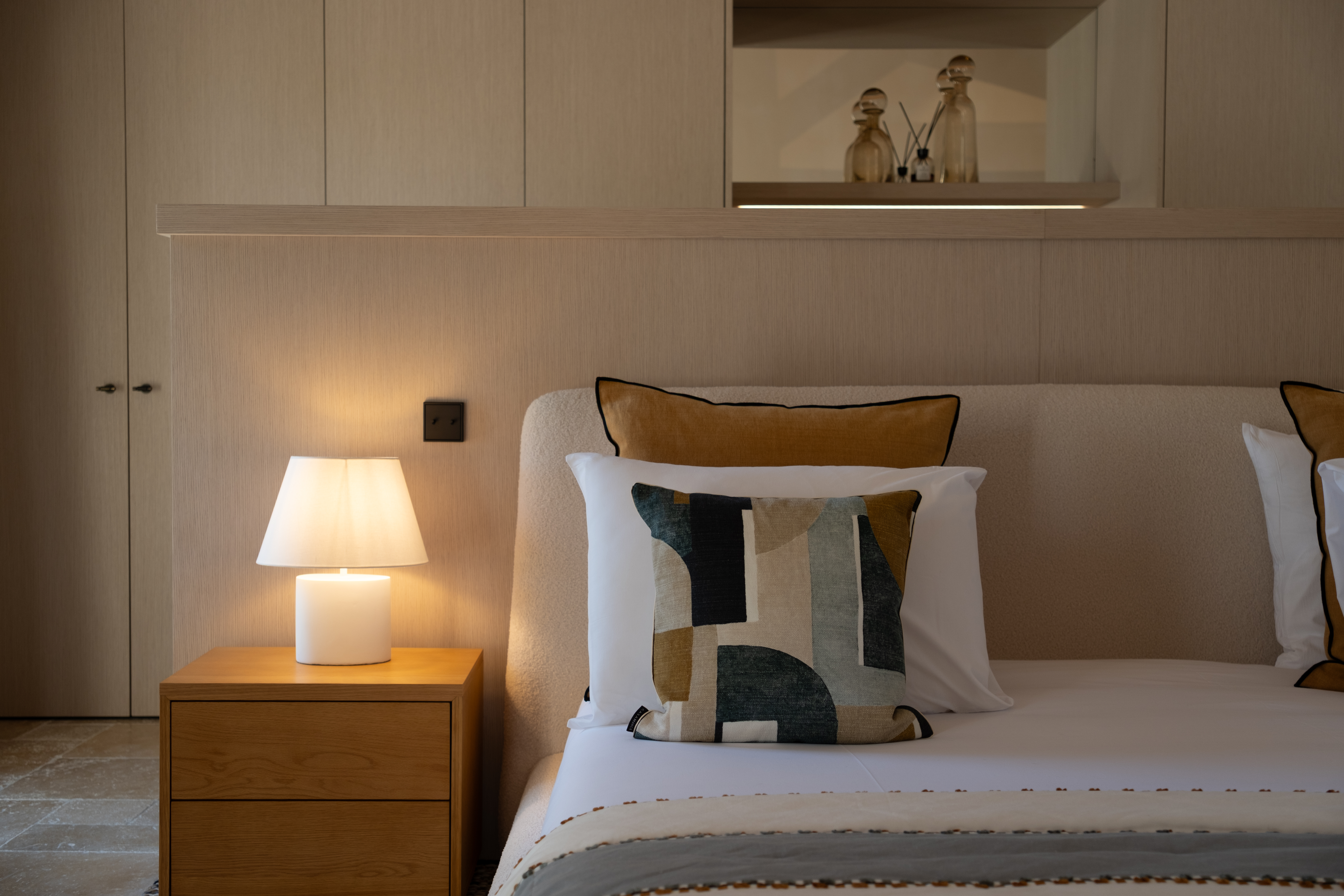 Chambre de la Villa Alba avec menuiserie sur mesure et vue sur le jardin