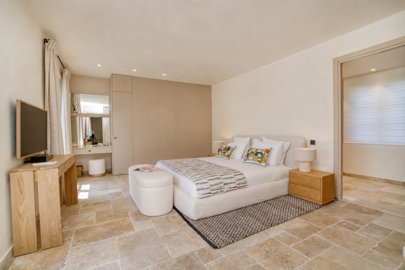 Chambre de la Villa Alba avec mobilier clair et linge de lit lumineux
