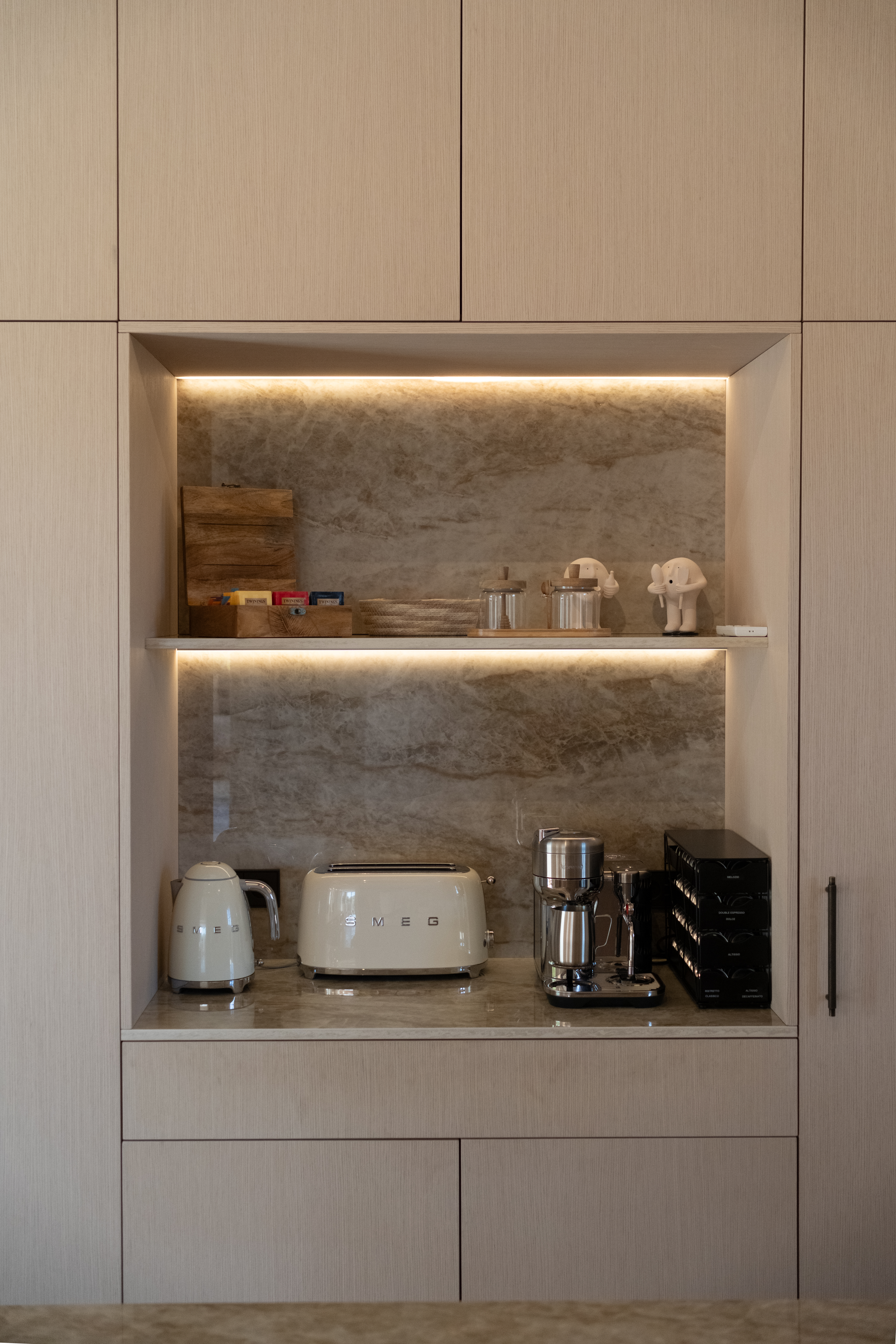 Détail cuisine de la Villa Alba avec menuiserie bois et pierre