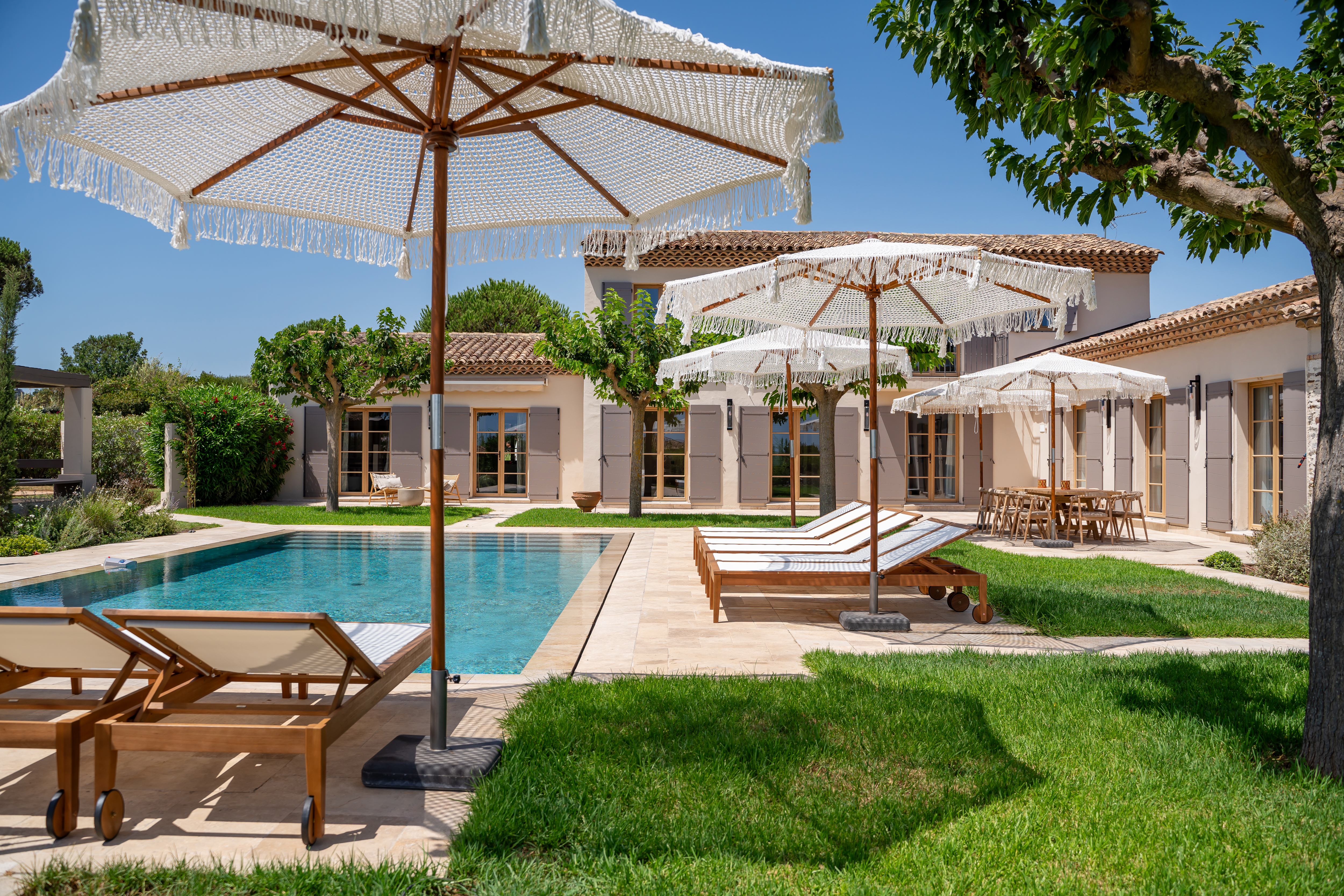 Extérieur de la Villa Alba avec piscine, parasols et jardin