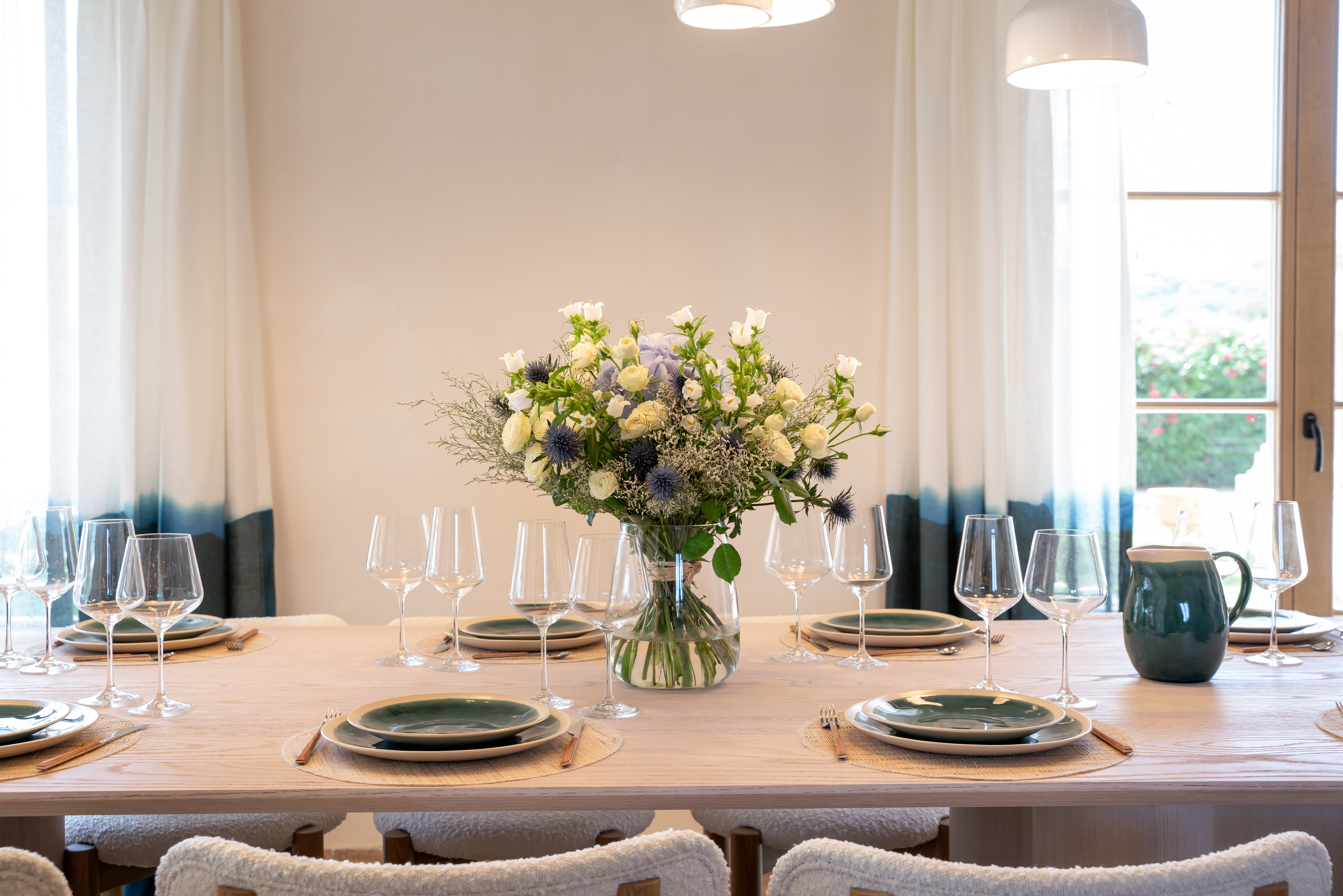 Table dressée de la Villa Alba avec bouquet central
