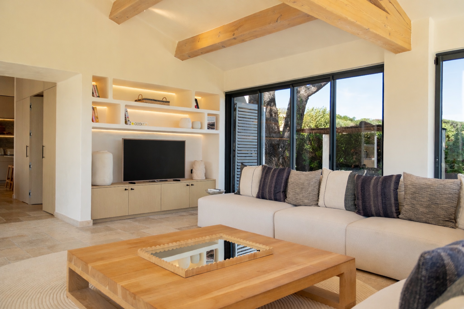 Salon de la Villa Alba avec meuble sur mesure et canapé clair