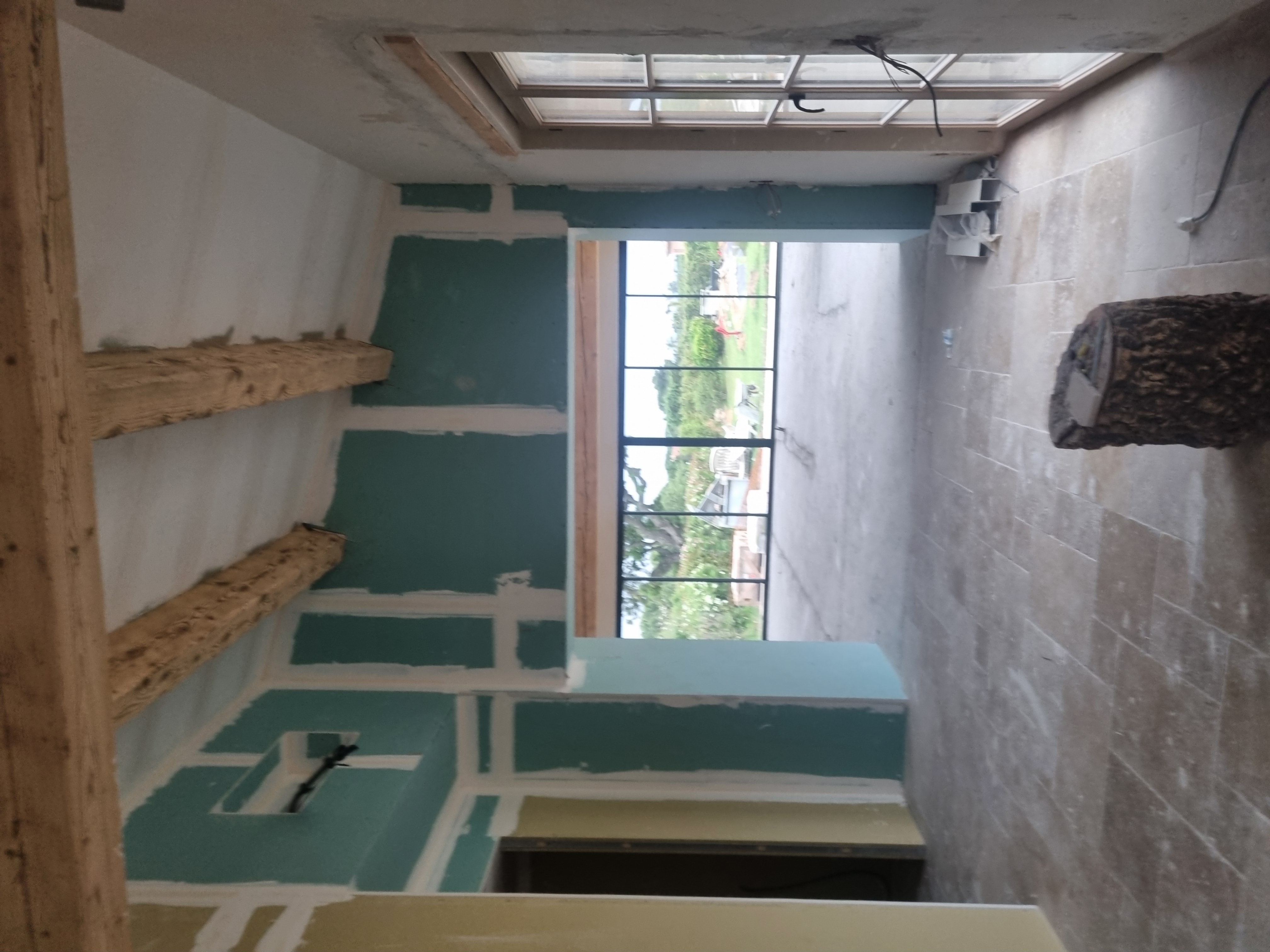 Travaux intérieurs avec poutres apparentes pendant le chantier Alba