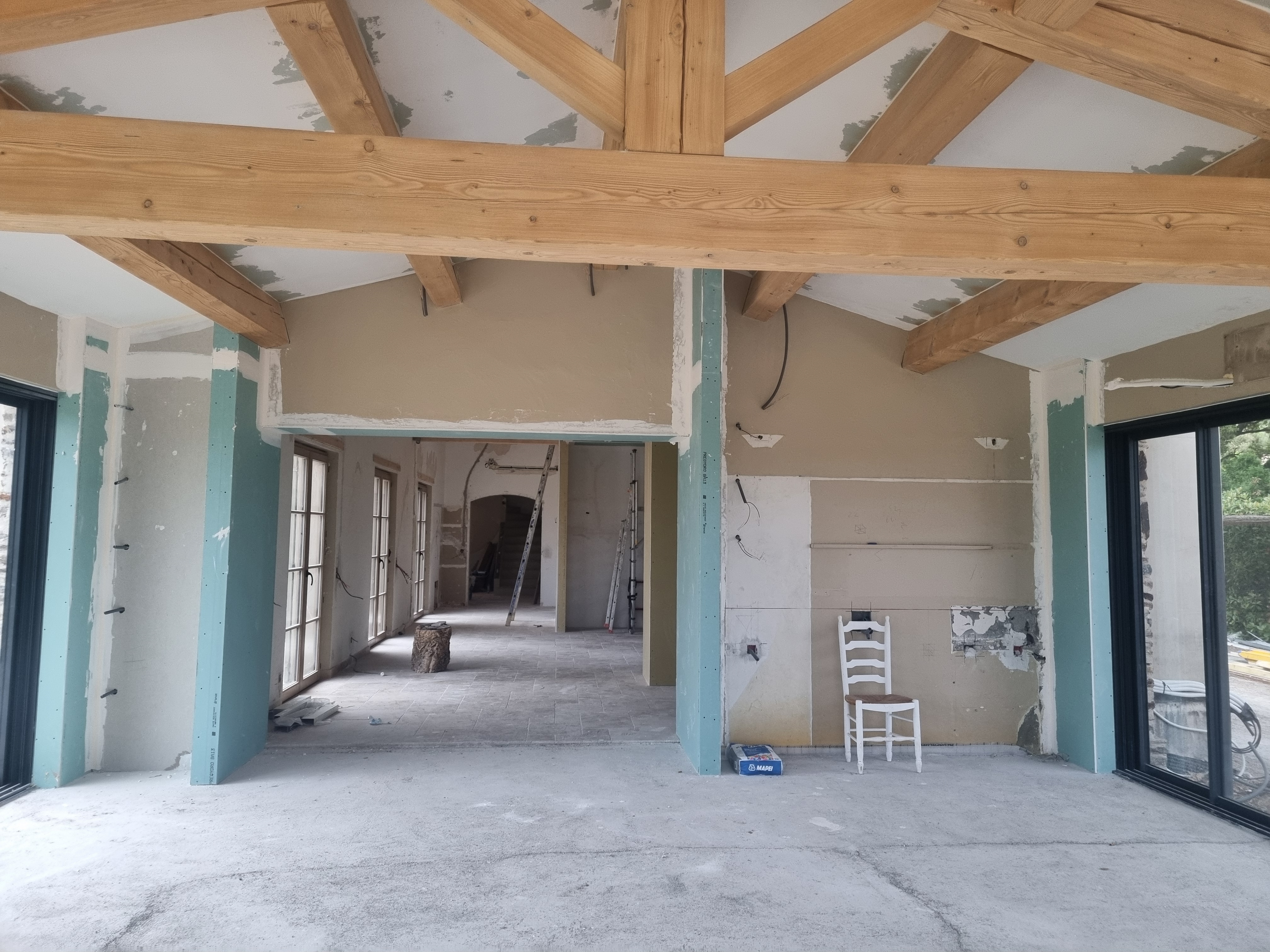 Espace de vie en cours de rénovation pendant le chantier Alba