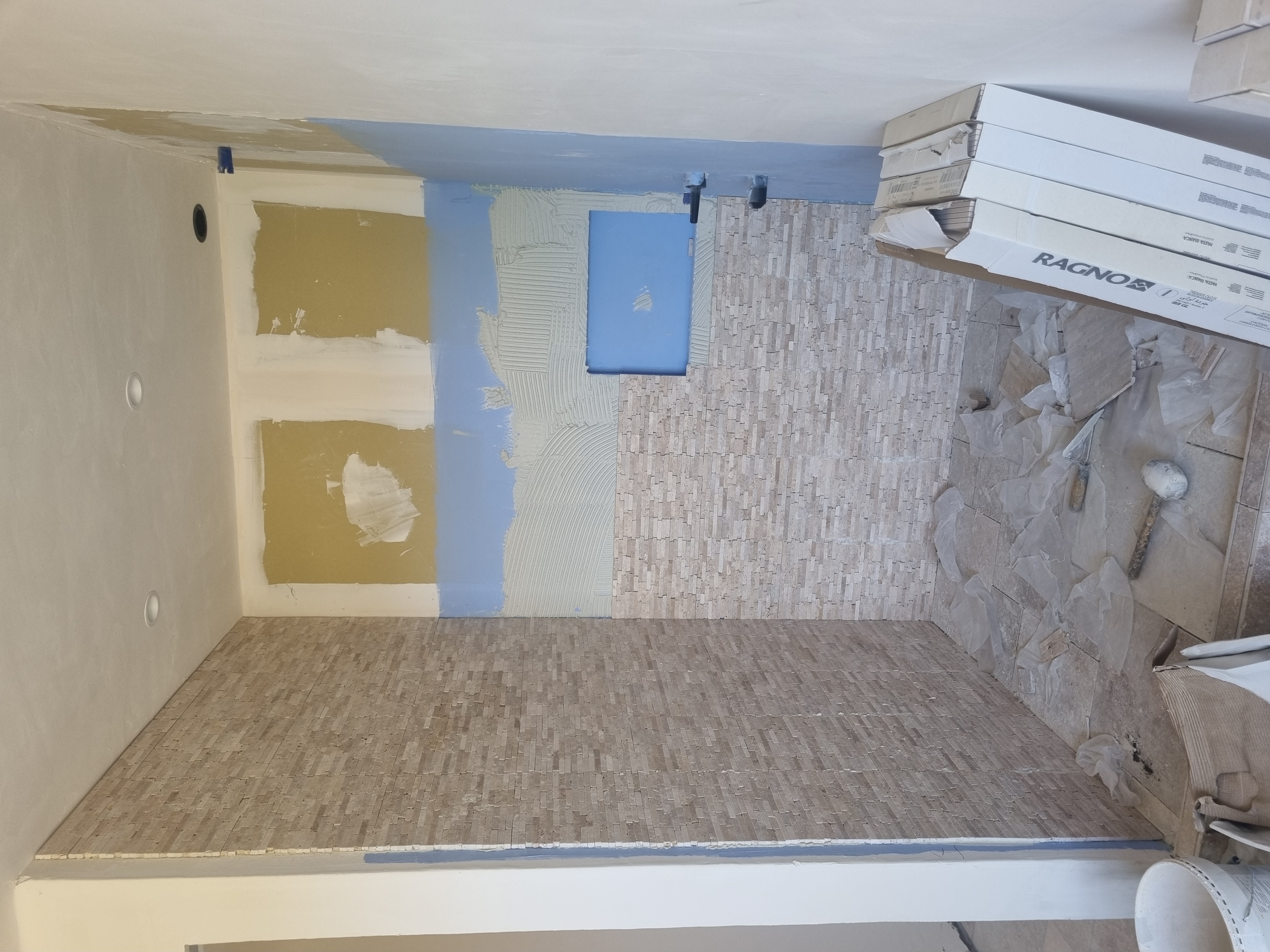Salle de bain en cours de pose pendant le chantier Alba
