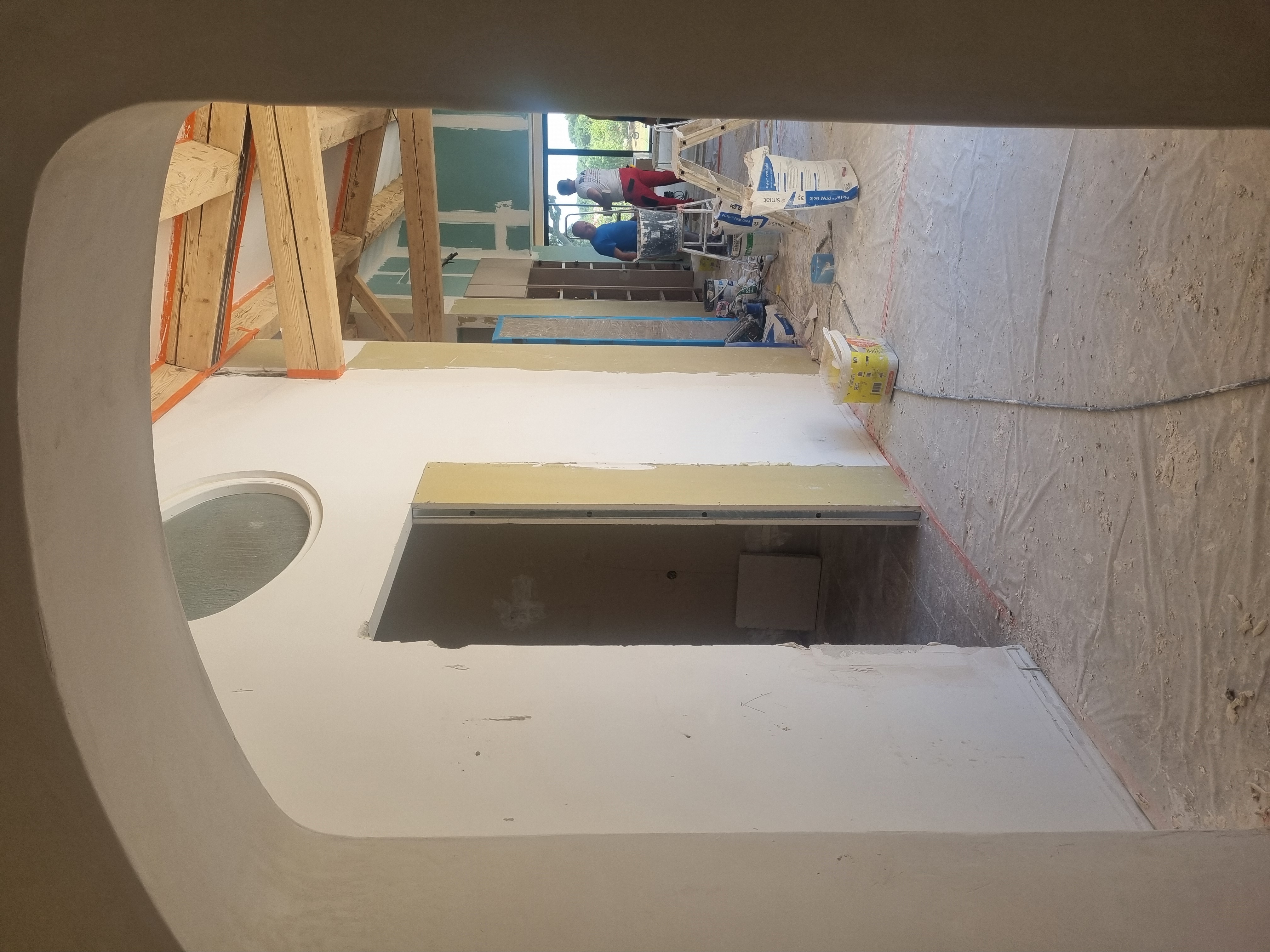 Couloir et intervention artisan pendant le chantier Alba