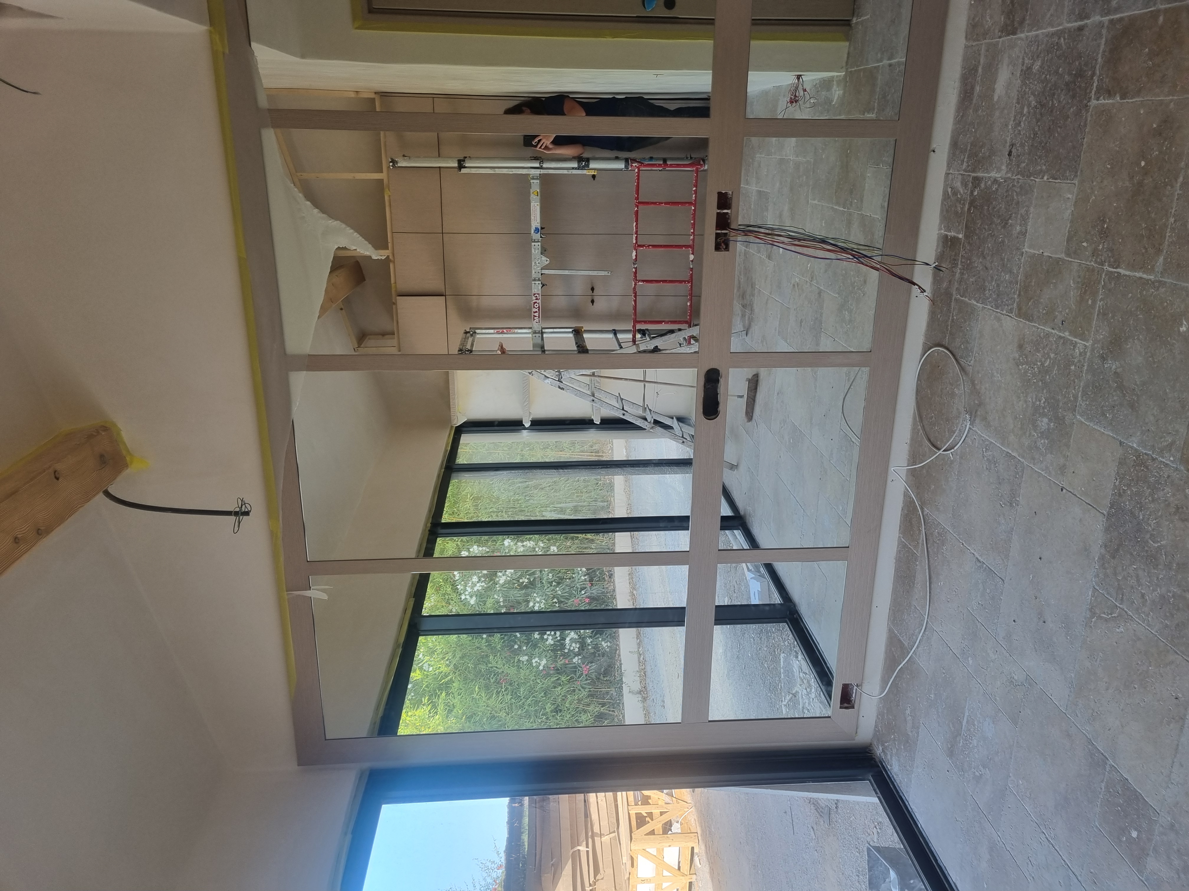 Menuiserie intérieure en cours de pose pendant le chantier Alba