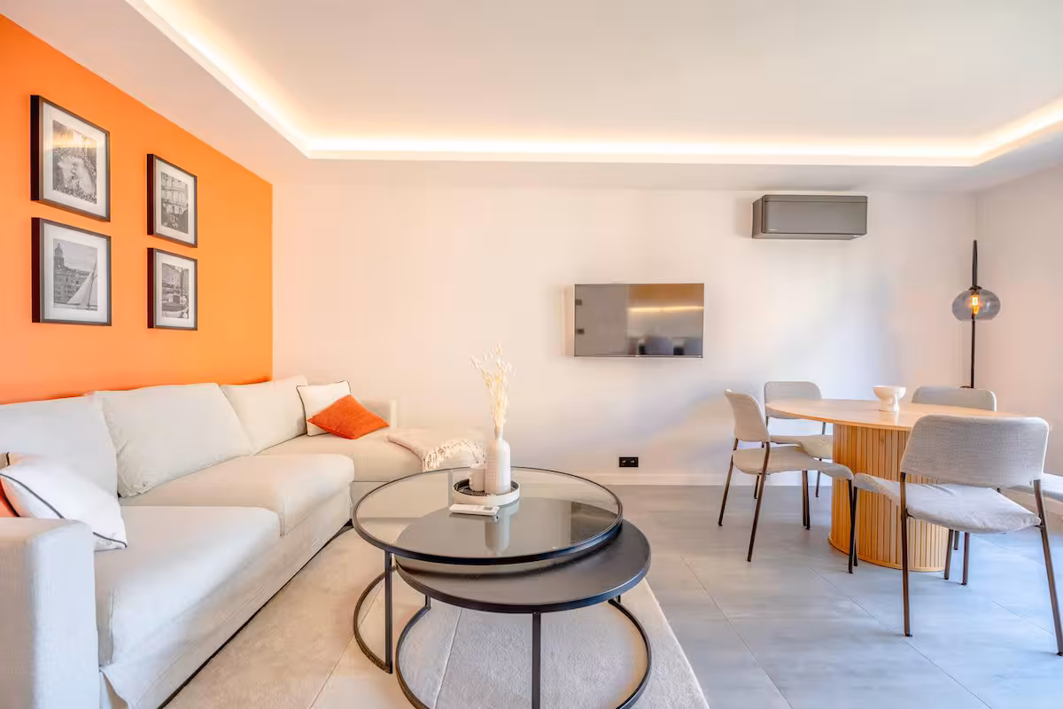 Vue intérieure de Lei Amourie avec ambiance lumineuse et contemporaine