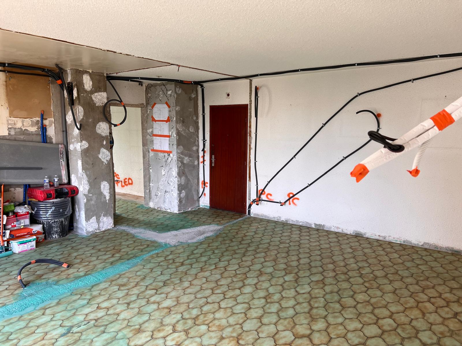 Chantier de Lei Amourie avec sols prepares et reseaux en attente