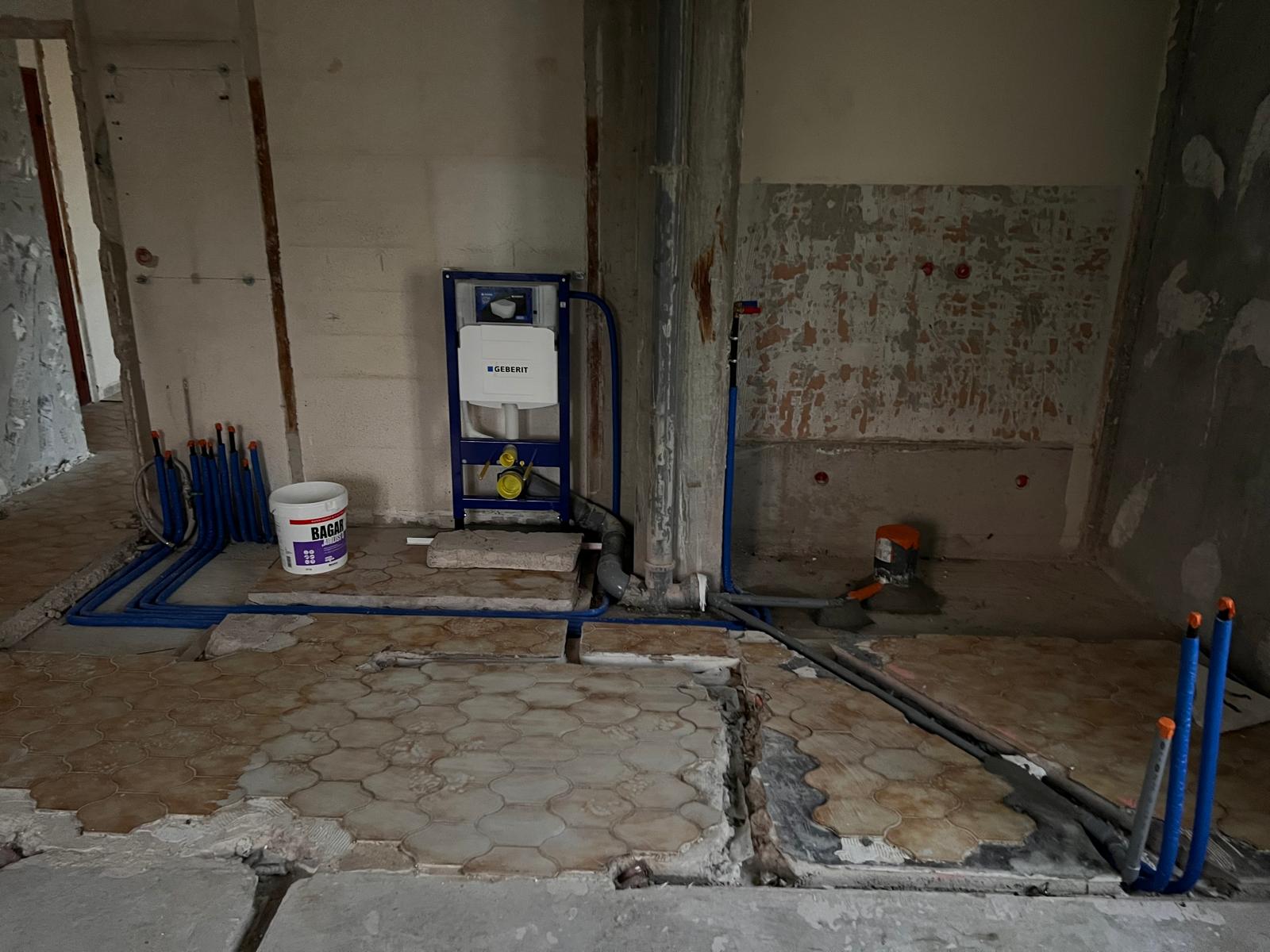 Chantier de Lei Amourie avec support sanitaire et tuyauterie