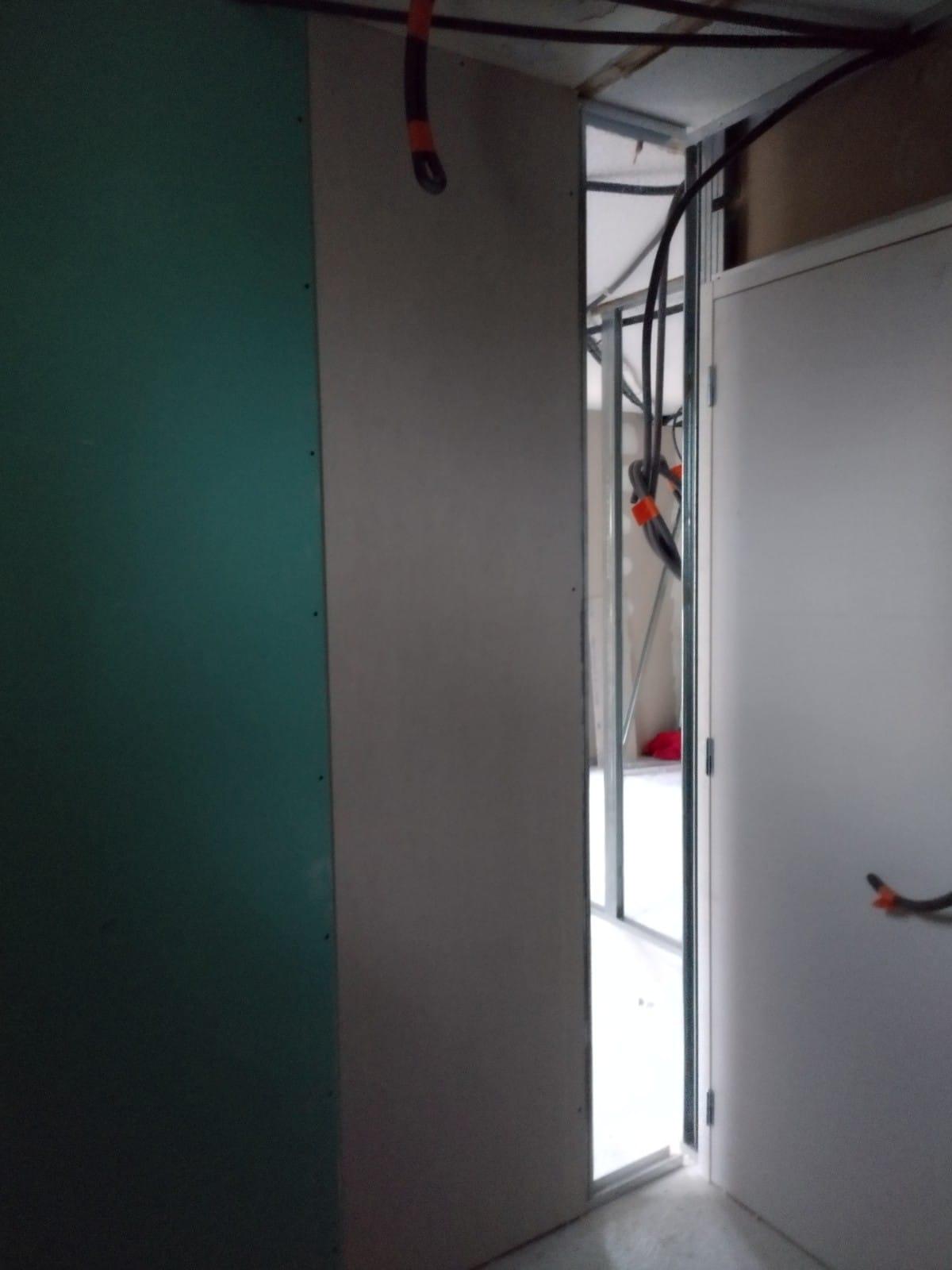 Chantier de Lei Amourie avec cloisons en cours de finition