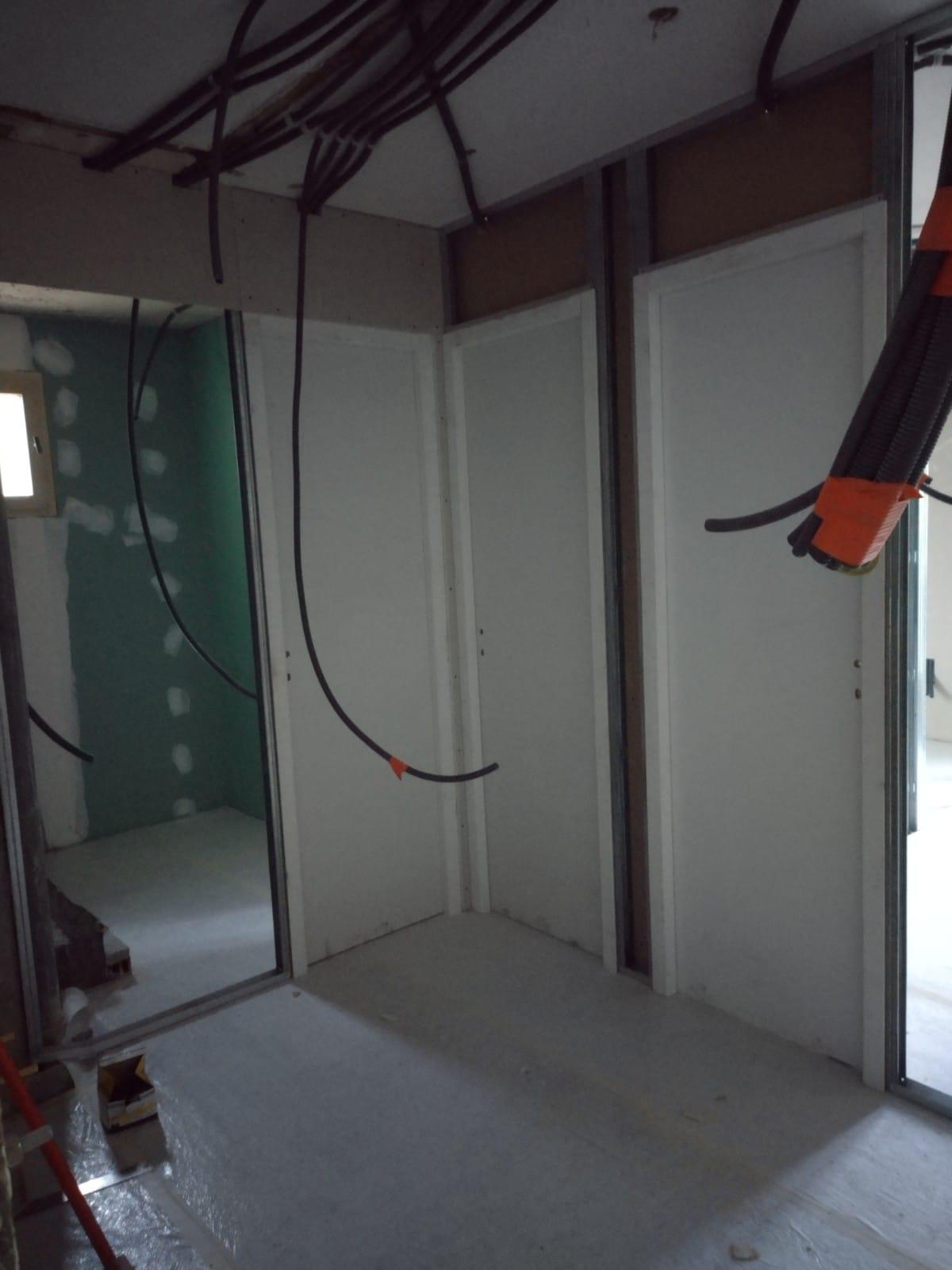Chantier de Lei Amourie avec cloisons et reseaux apparents