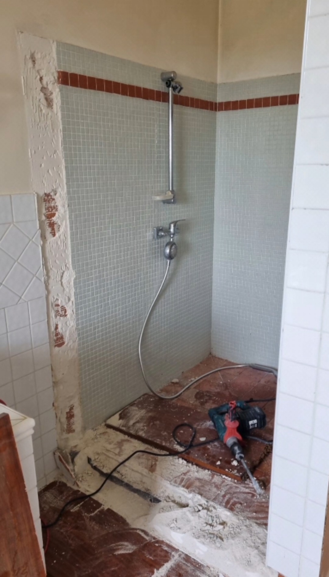 Ancienne douche de Lou Casatin pendant les travaux