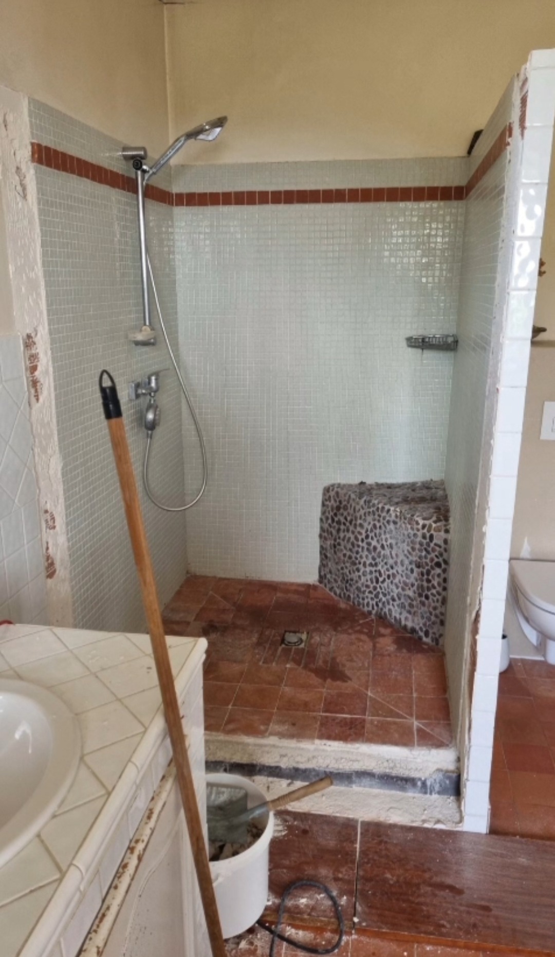 Ancienne salle de bain de Lou Casatin avant transformation