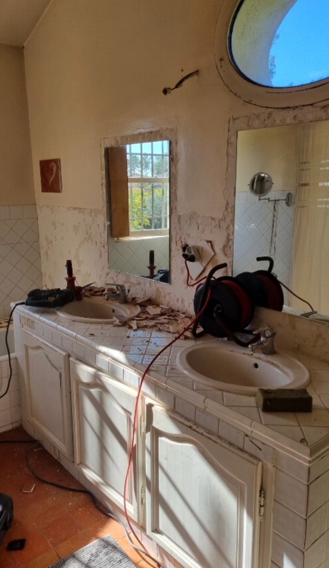 Ancien meuble vasque de Lou Casatin en cours de dépose