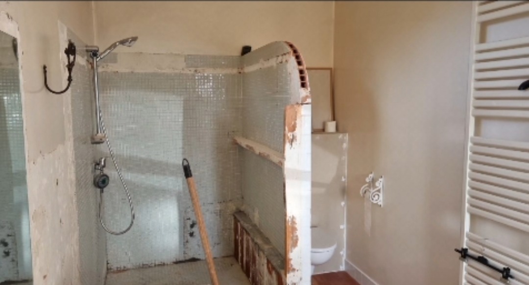 Vue large de la salle de bain Casatin pendant le chantier
