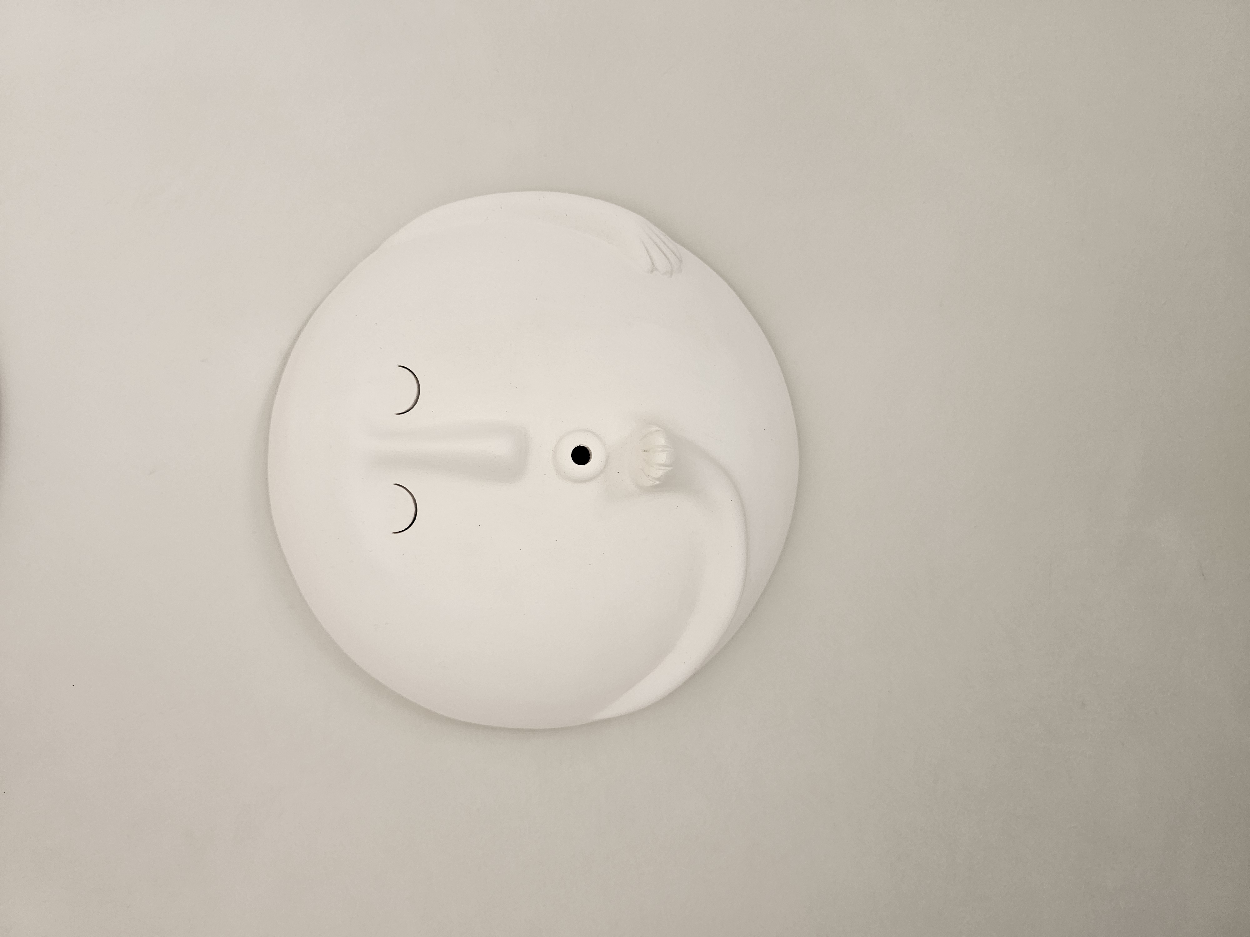 Détail d'une tête blanche en céramique de Lou Casatin