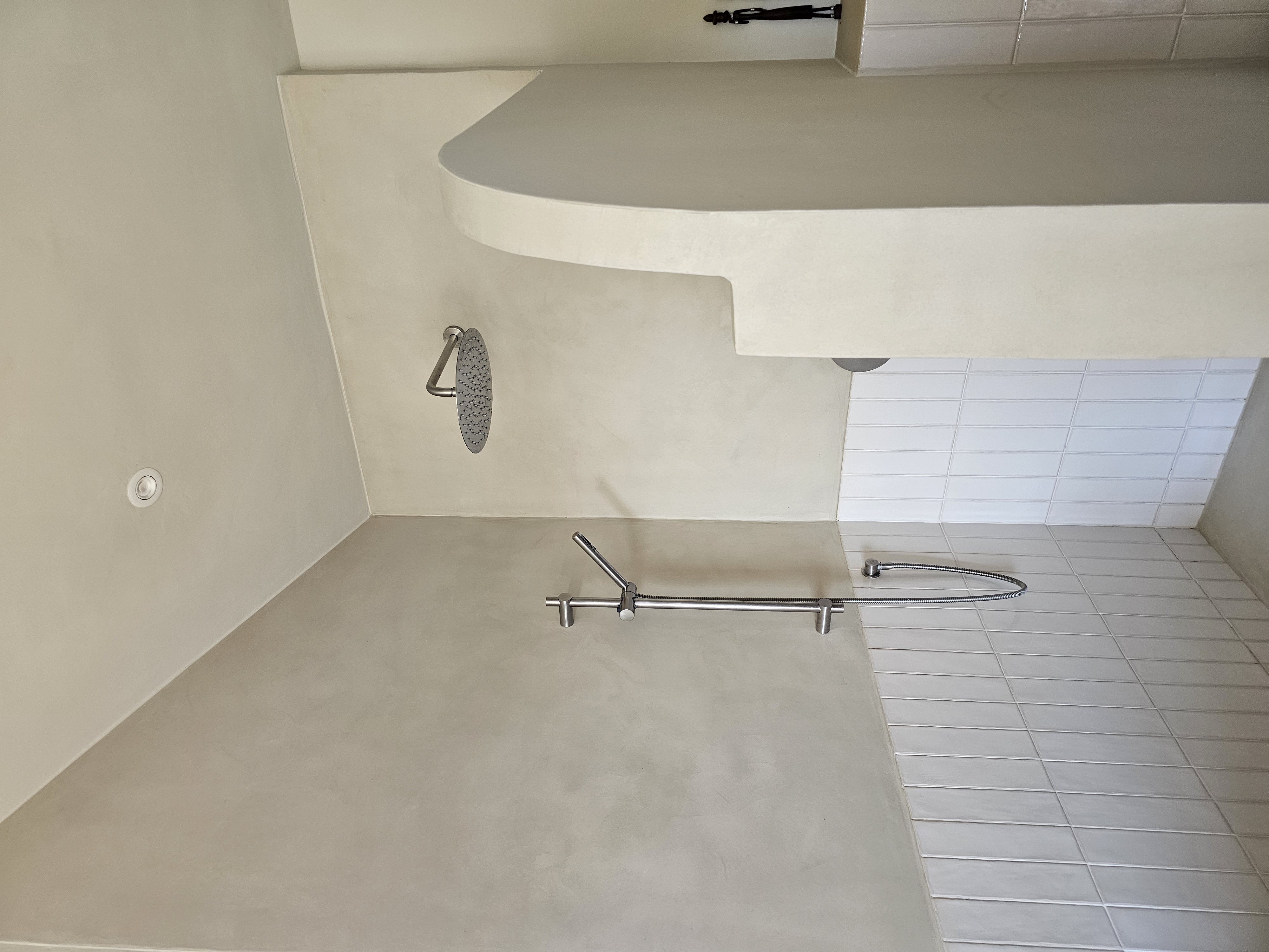 Détail douche beige et carrelage blanc de Lou Casatin