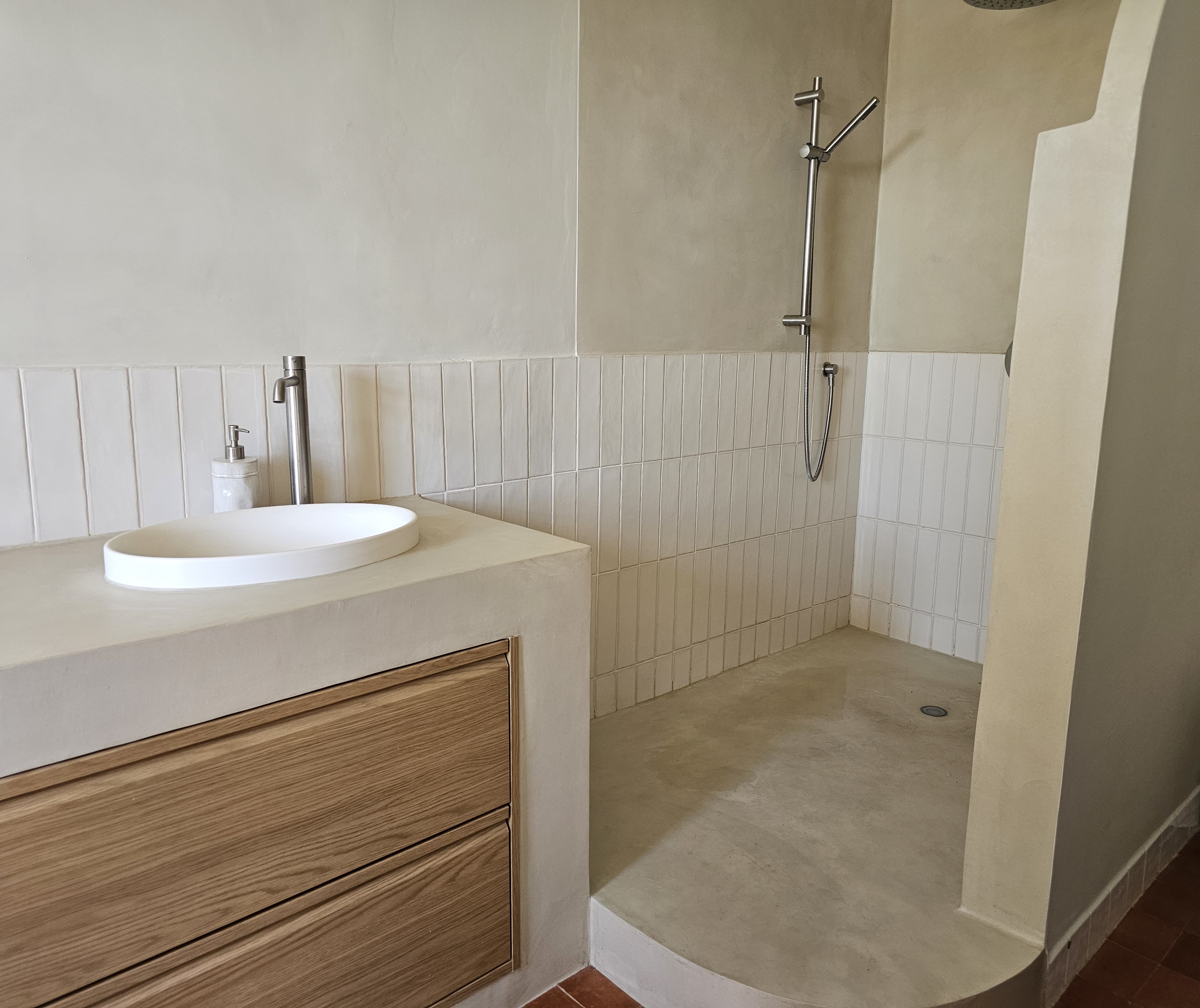 Salle de bain de Lou Casatin avec douche ouverte et meuble bois