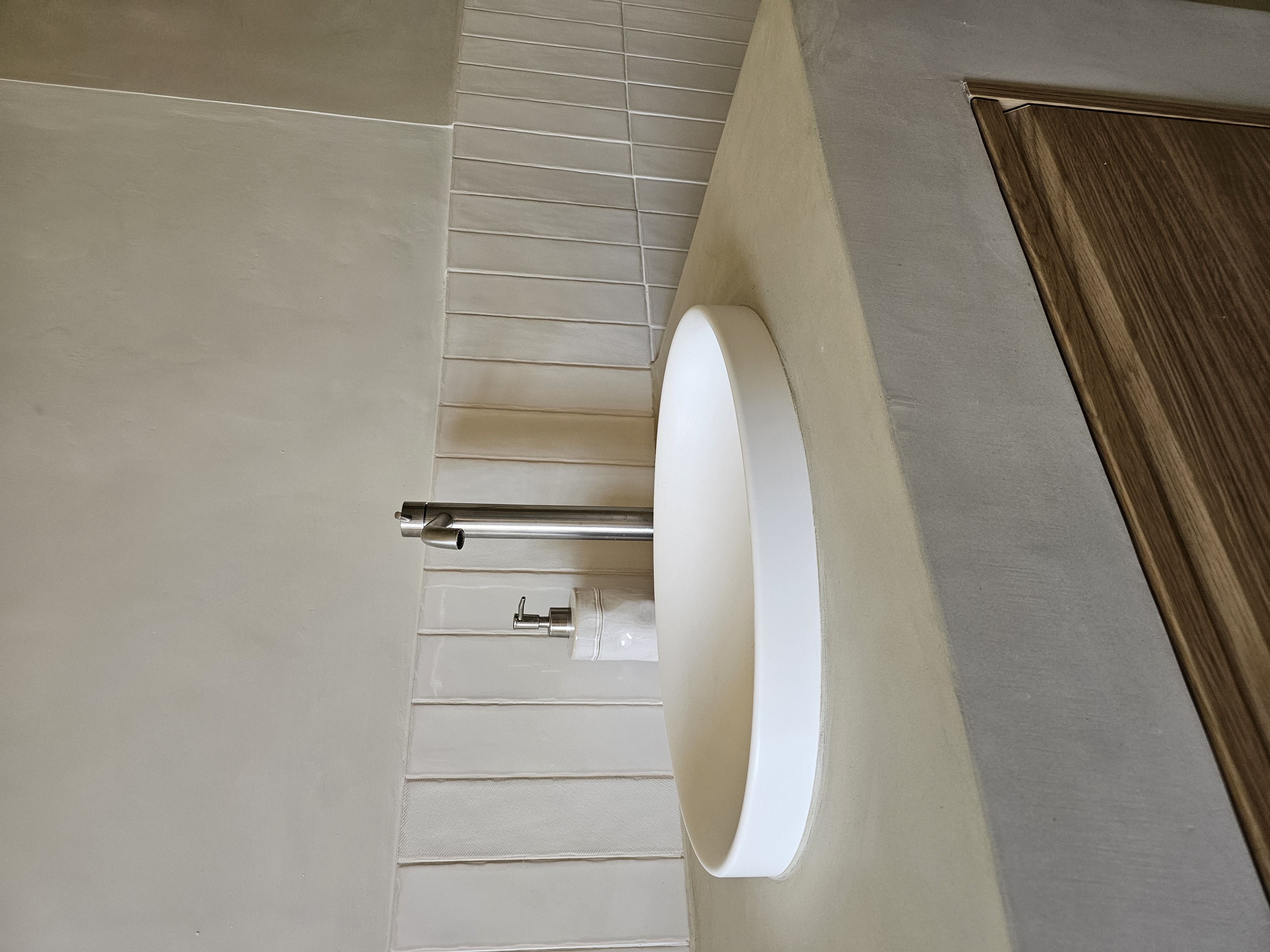 Vasque ronde et meuble bois de Lou Casatin
