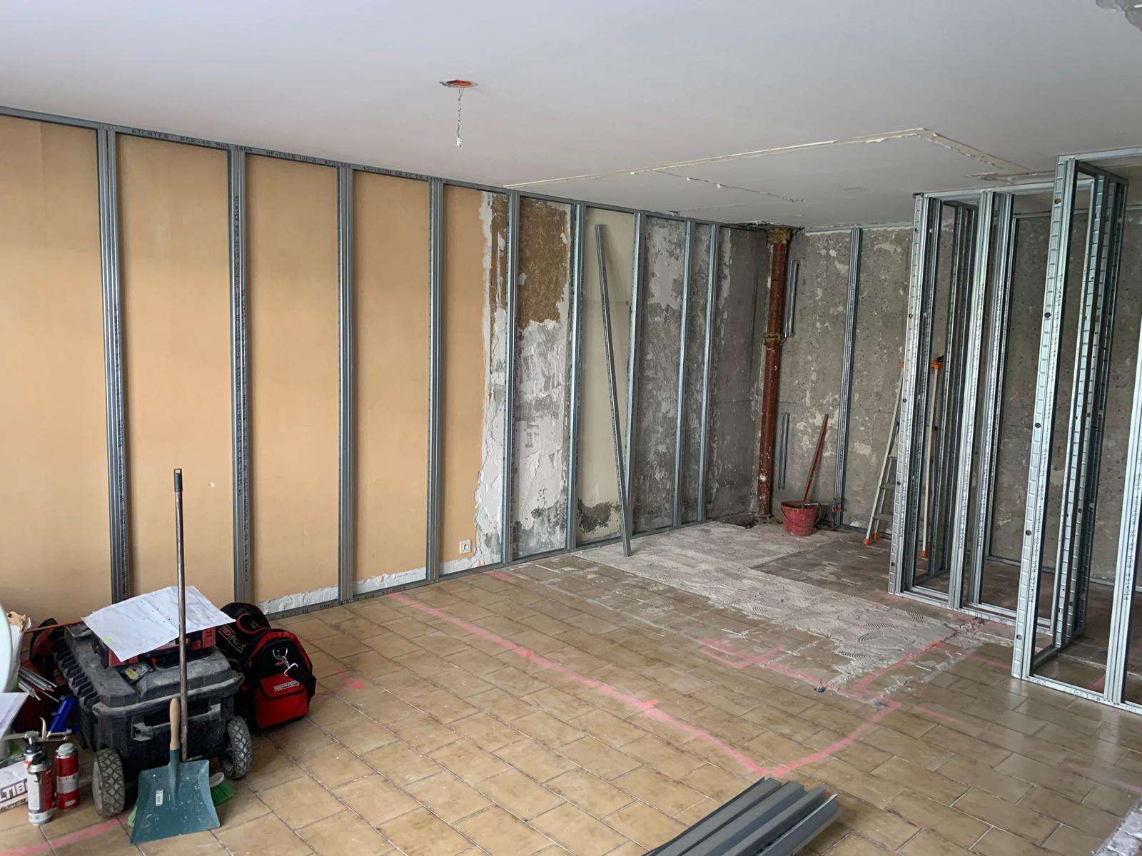 Chantier de l'appartement Petit Prince avec ossatures et sol existant