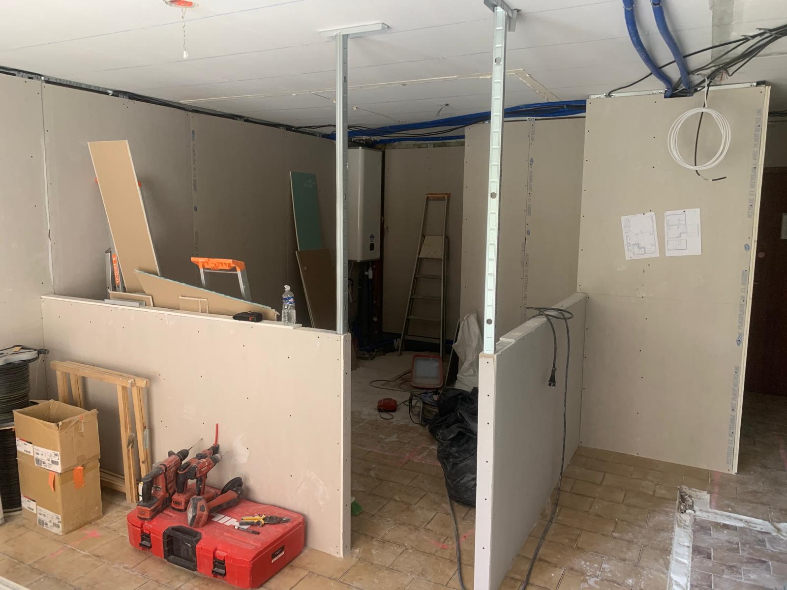 Chantier de l'appartement Petit Prince avec cloisons en cours de montage
