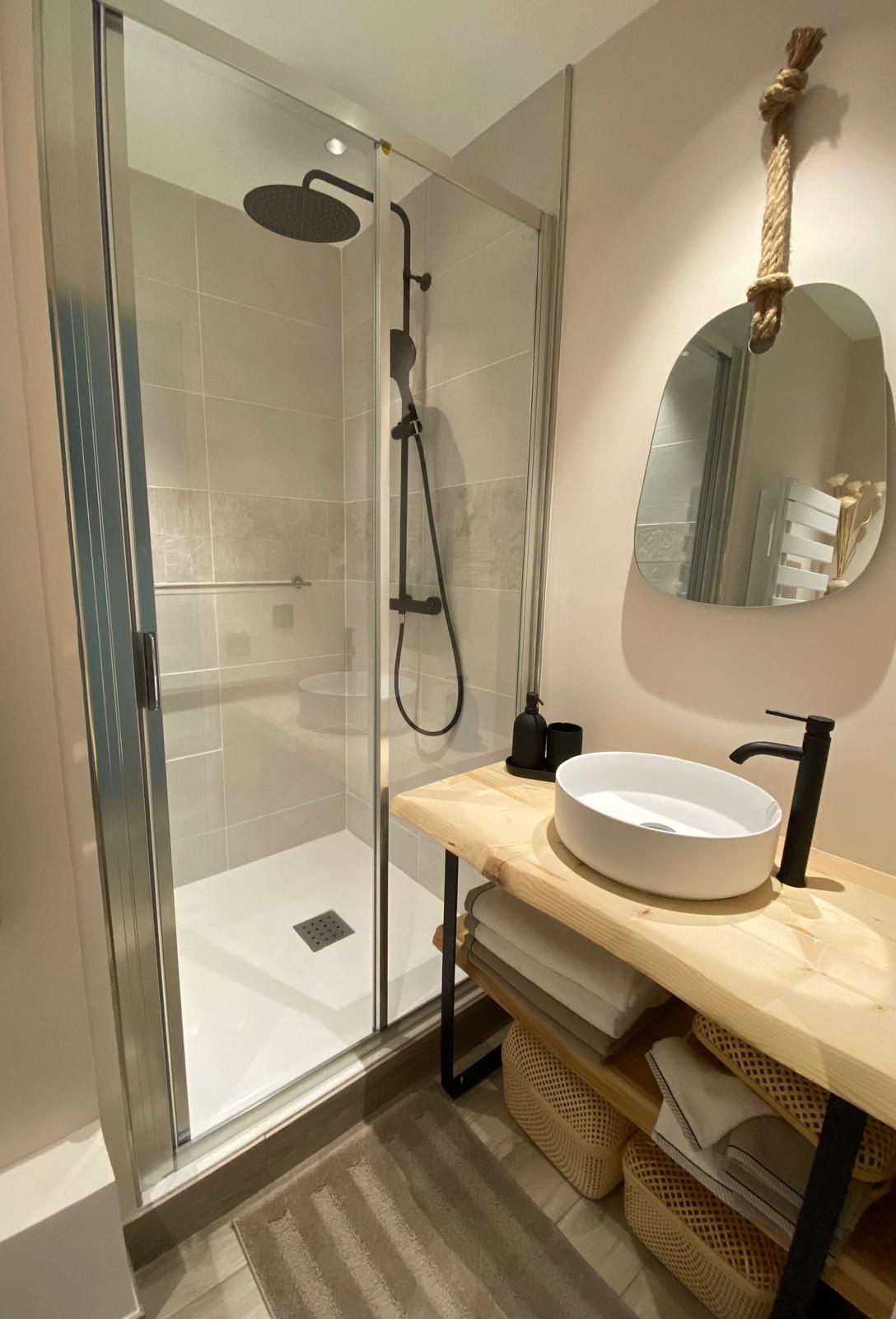 Salle de bain de l'appartement Petit Prince avec douche, vasque et bois clair
