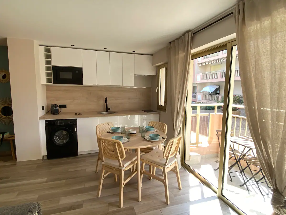 Séjour et cuisine ouverte de l'appartement Petit Prince avec balcon lumineux